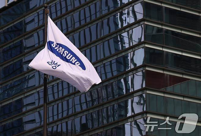 삼성전자가 역대 최대 분기 매출과 함께 12조2000억원의 영업이익을 기록했다. 삼성전자는 올해 3분기 연결기준 매출 86조617억원, 영업이익 12조1661억원을 기록했다고 30일 밝혔다. 지난해 같은 기간과 비교해 매출과 영업이익이 각각 8.8%, 32.5% 증가했고 매출은 사상 처음 80조원을 넘어섰다. 사진은 이날 오후 서울 서초구 삼성전자 서초사옥 모습. 2025.10.30/뉴스1 ⓒ News1 오대일 기자