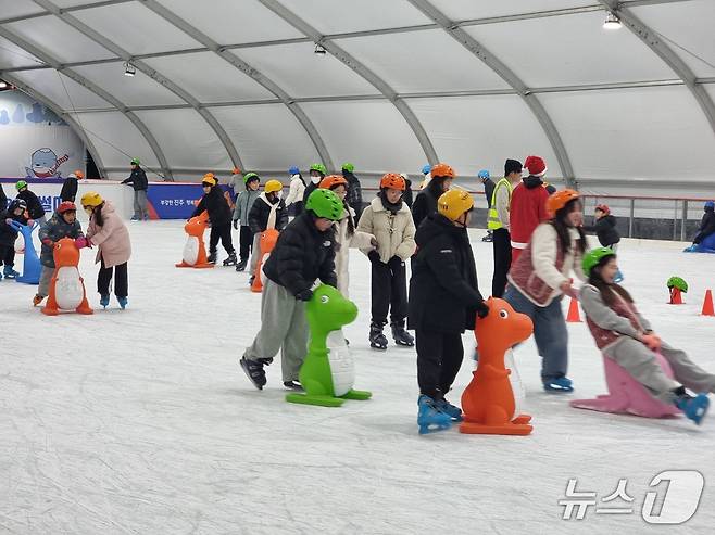 진주 야외스케이트장을 방문한 어린이들이 스케이트를 즐기고 있다. 2025.12.28 뉴스1/한송학기자
