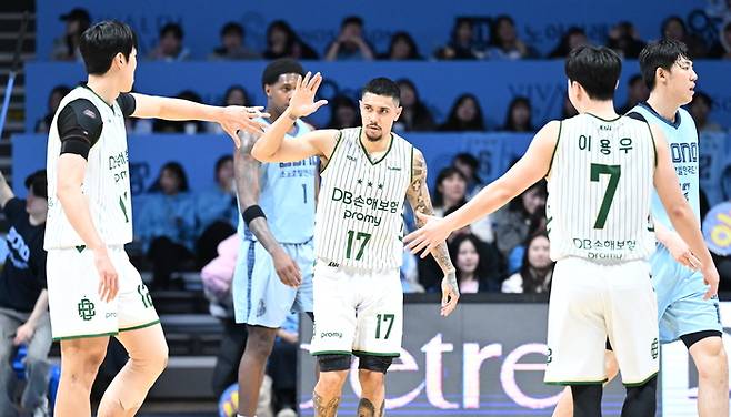 DB 알바노가 27일 고양소노아레나에서 열린 2025~26 LG전자 프로농구 3라운드 소노전에서 동료들과 하이파이브를 하고 있다. 사진 | KBL