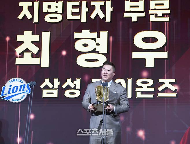삼성 최형우가 9일 서울 송파 롯데호텔 월드에서 열린 2025 KBO 골든글러브 시상식에서 지명타자 부문 수상 후 소감을 말하고 있다. 최승섭기자 thunder@sportsseoul.com
