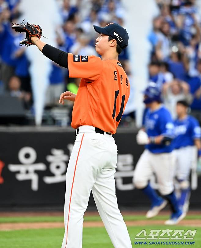 19일 대전한화생명볼파크에서 열린 삼성과 한화의 PO 2차전. 9회초 2사 1루 엄상백이 강민호가에 2점홈런을 허용하며 아쉬워하고 있다. 대전=허상욱 기자wook@sportschosun.com/2025.10.19/