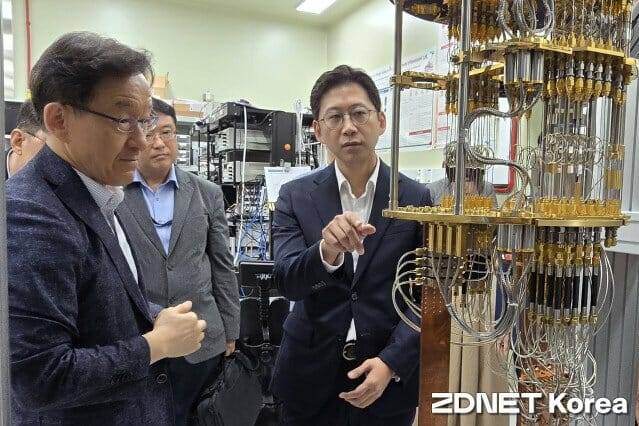 배경훈 부총리 겸 과학기술정보통신부 장관(오른쪽)이 지난 8월 한국표준과학연구원 20큐비트 초전도양자컴퓨터를 돌아봤다.