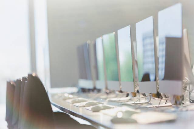 고객상담 인력을 AI로 대체했지만 실제 통화량이 줄지 않고 남은 직원들이 초과근무하는 부작용이 발생하기도 했다.(제공=클립아트코리아)