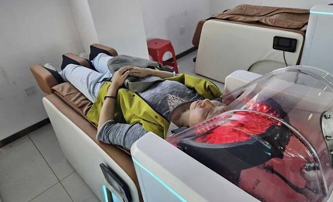 중국 인공지능(AI) 샴푸 전문점에 설치된 로봇. SCMP 홈페이지 캡처