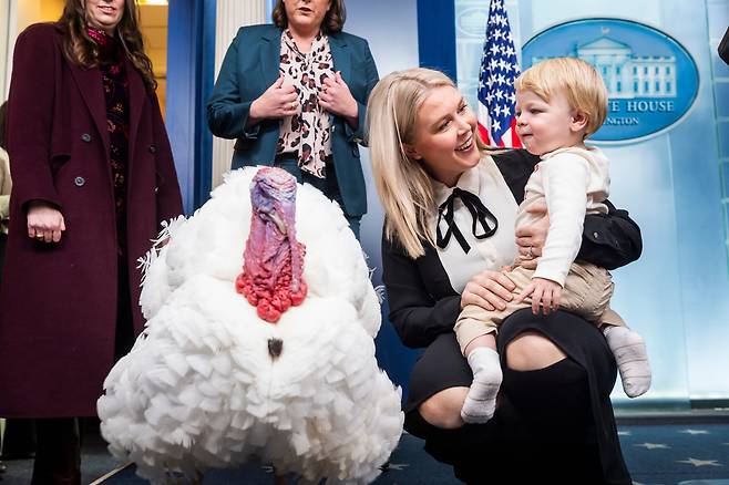캐롤라인 레빗 백악관 대변인과 아들 니코가 지난달 25일 백악관에서 열린 추수감사절 행사에 참석해 있다. /EPA 연합뉴스
