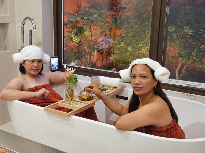 지난 21일 오전 광주 광산구 수완동의 한 프리미엄 세신샵에서 필리핀 국적의 이용객들이 K-세신을 즐기고 있다. 2025.9.21/뉴스1 ⓒ News1 이수민 기자