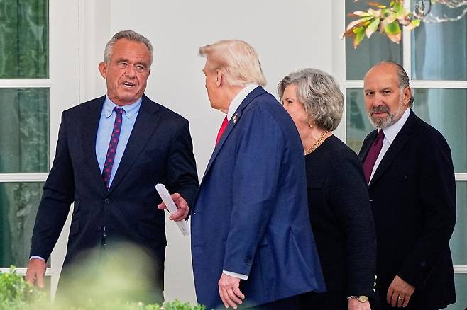 지난 9월 백악관에서 나란히 걸어가는 로버트 케네디 주니어 보건장관, 트럼프 대통령, 수지 와일스 백악관 비서실장, 하워드 러트닉 상무장관(앞에서부터). 워싱턴=AP 뉴시스