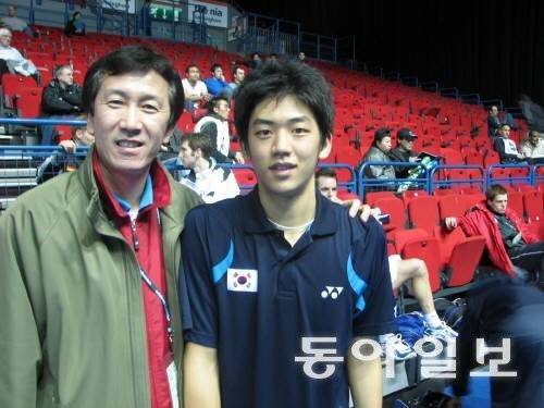 학생 시절 이용대가 한국 배드민턴의 전설 박주봉 현 대표팀 감독과 포즈를 취했다. 동아일보 DB