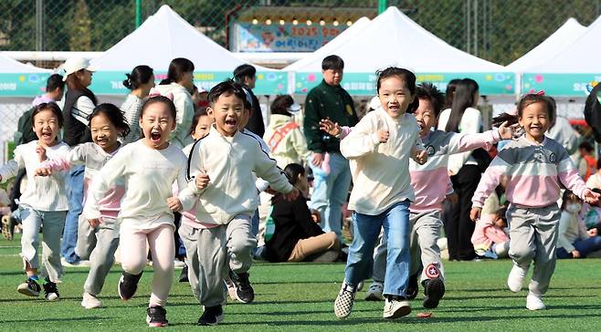서울 송파구에서 열린 한 어린이집 행사에서 아이들이 신나게 뛰어노는 모습. 뉴스1