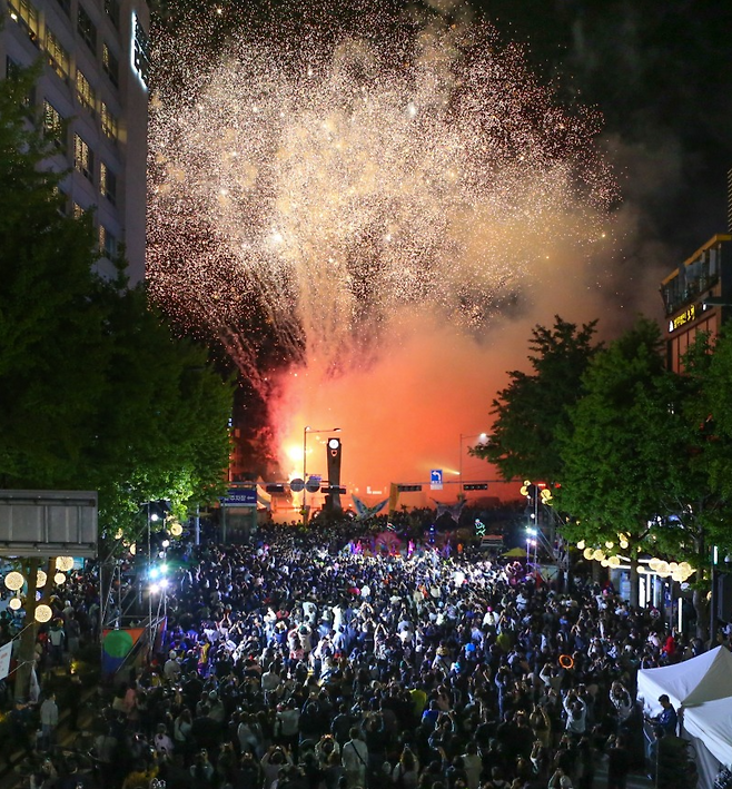 광주광역시가 28일 밝힌 한국관광공사 관광데이터랩 자료에 따르면 올 들어 지난 11월 말까지 광주 방문객 수는 6501만명으로, 전년 동기 대비 411만명(6.8%) 증가한 것으로 나타났다. 이는 전국 17개 시·도 중 5번째로 높은 증가율이다. 사진은 충장축제 모습. 광주광역시 제공