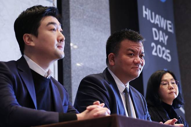 발리안 왕 화웨이코리아 대표(가운데)와 에릭 두 화웨이코리아 부사장(왼쪽 첫번째)이 지난 26일 서울 중구 더플라자호텔에서 열린 '화웨이 데이 2025'에서 취재진의 질문을 듣고 있다. 연합뉴스
