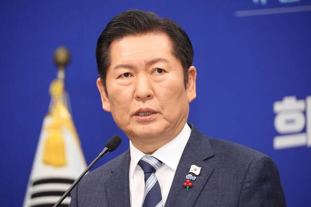 정청래 더불어민주당 대표가 12월26일 서울 여의도 국회에서 기자회견을 하고 있다. 연합뉴스