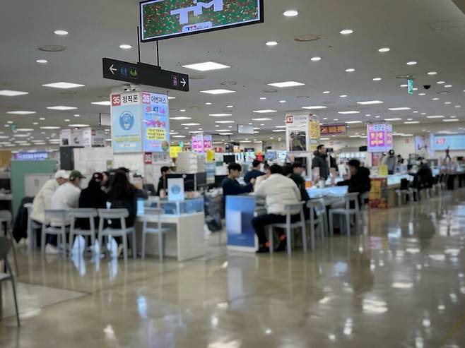 지난 28일 찾은 신도림의 휴대전화 판매점 집단상가. 채반석 기자