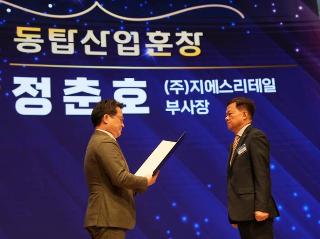 정춘호(오른쪽) GS리테일 편의점BU장(편의점산업협회장)이 지난 26일 대한상공회의소에서 열린 제30회 한국유통대상 시상식에서 동탑산업훈장을 수상했다. GS리테일 제공