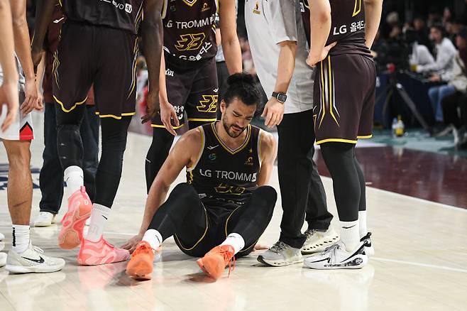 LG 마레이가 28일 창원체육관에서 열린 정관장과의 2025~26 LG전자 프로농구 정규리그 홈경기 2쿼터 중 골반 통증으로 쓰러져 있다. 사진=KBL