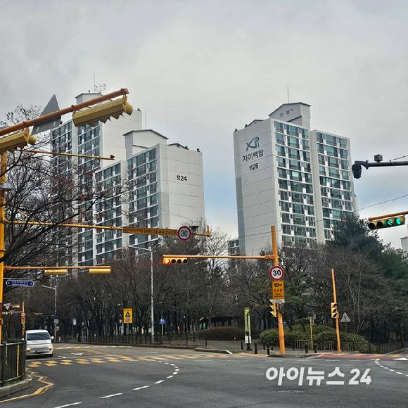 산본신도시 선도지구 11구역에 속하는 자이백합아파트 전경. 2025.12.24 [사진=이효정 기자 ]
