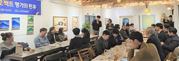 변정빈 나주교육장이 나주미술관에서 한 해 동안 추진한 「나주교육 빅뱅프로젝트」의 주요 성과를 종합적으로 평가하고 토론하고 있다. [사진=전라남도교육청]