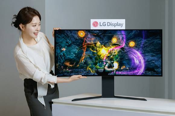 LG디스플레이 임직원이 모니터용 OLED 패널 중 최고 해상도인 5K2K 화질을 구현하는 39인치 제품을 선보이고 있다. [사진=LG디스플레이]