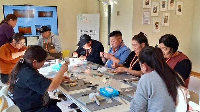 국내 가죽 공예 전문 강사의 지도 아래 몽골 주민들이 제작 교육을 받고 있다. (몽골올레 SNS)