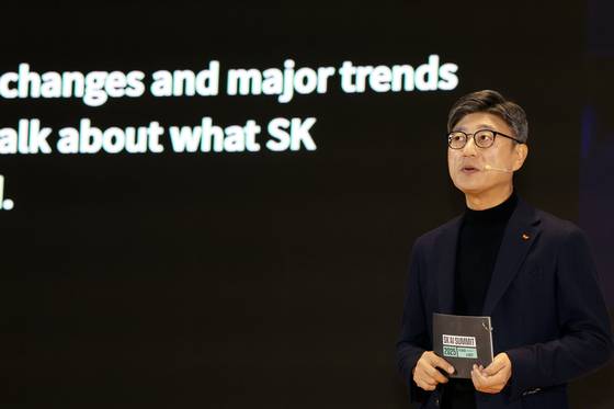 정재헌 SK텔레콤 최고경영자(CEO)가 지난달 3일 오전 서울 강남구 코엑스에서 열린 ‘SK AI서밋 2025’에서 기조연설을 하고 있다. 뉴스1