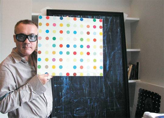 2008년 6월 런던 사무실에서 만난 데미안 허스트. 사진을 찍자고 하자 선반 위에 둔 작은 도트 페인팅을 집어들고 포즈를 취하며 “이베이에서 내 가짜 그림이 돌고 있는 걸 발견하고는 얼른 사서 서명을 했다"고 말했다. 런던=권근영 기자