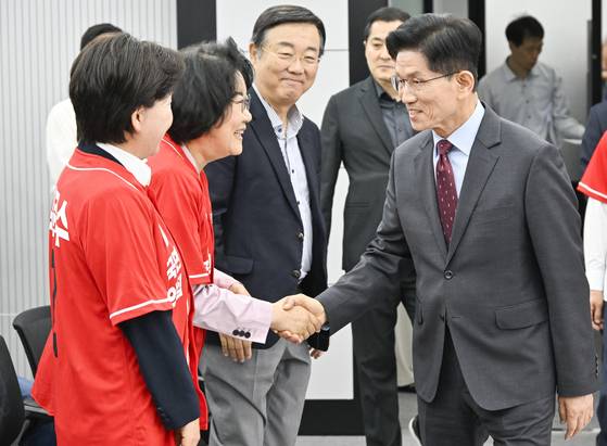 (김문수 국민의힘 대통령 후보가 지난 5월 18일 서울 여의도 국민의힘 중앙당사에서 '경제를 판갈이 합니다! 새롭게 대한민국' 경제 공약 발표를 위해 입장하며 이혜훈 전 의원과 악수하고 있다.뉴스1