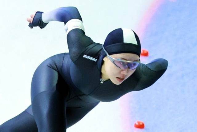 ▲ 강원도청 박지우가 지난 26일 서울 태릉국제스케이트장에서 열린 제80회 전국남녀 종합 스피드스케이팅 선수권대회 여자부 500m 경기에서 역주하고 있다. 연합뉴스