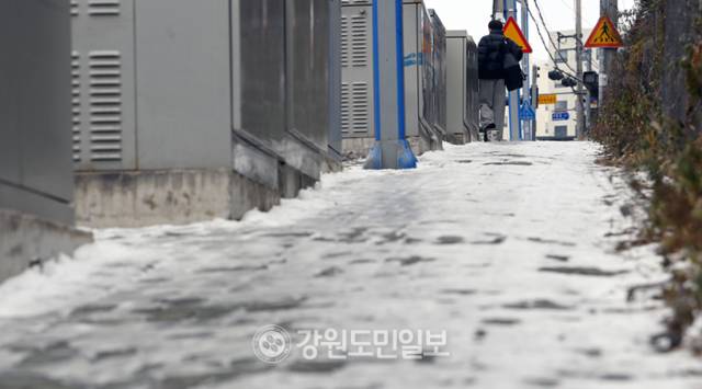▲ 28일 춘천 교동에서 한 시민이 지난번 내린 눈이 제설이 되지 않아 얼어붙어 빙판길로 변해버린 인도를 아슬아슬하게 걸어가고 있다. 방도겸 기자