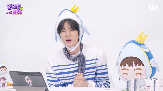 BTS 멤버 진이 인더섬 with BTS 관련 라이브 방송을 진행해 팬들과 소통했다. 사진=인더섬 with BTS 유튜브 계정 갈무리