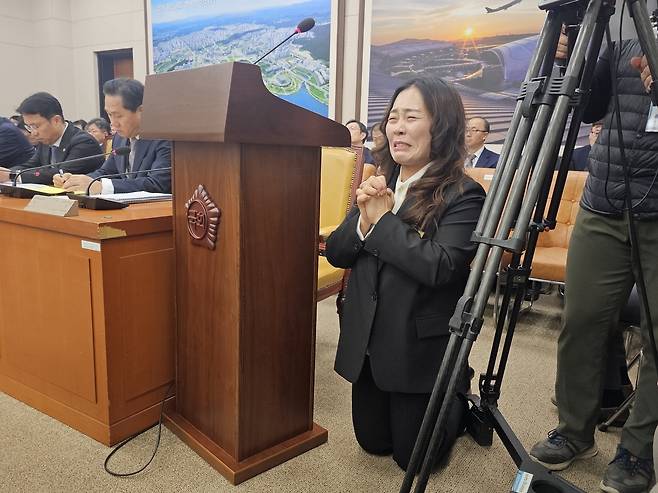 Kim Yu-jin, who lost her parents and younger brother in the Jeju Air plane crash, calls for a thorough investigation into the accident during a National Assembly audit of the Transportation Ministry on Oct. 29 at the National Assembly in central Seoul. (Courtesy of a reader)