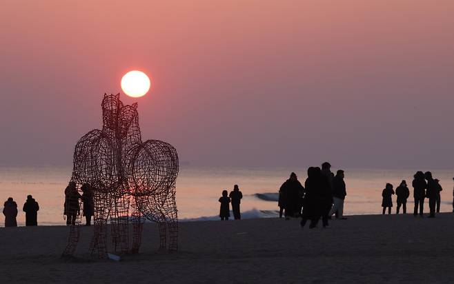 Visitors are seen at Gyeongpo Beach in Gangneung, Gangwon on Dec. 28. [YONHAP]