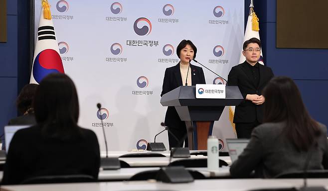 First Vice Minister of Health and Welfare Lee Seu-ran speaks during a press briefing on the Third Basic Plan for Child Policy at the government complex in Jongno District, central Seoul, on Dec. 26. [NEWS1]