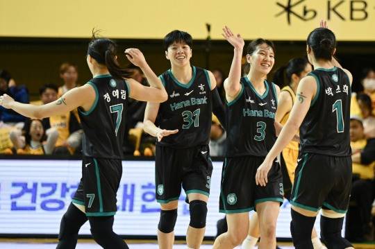 정현(3번) 등 하나은행 선수들. 사진[연합뉴스]
