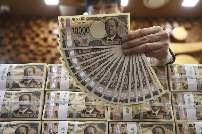 서울 하나은행 위변조대응센터에서 직원이 엔화를 보이고 있다. [연합뉴스]