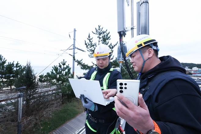 LG유플러스 강릉무선파트 직원들이 이동식 기지국 위에서 최적화 작업을 진행하고 있다./사진=LG유플러스