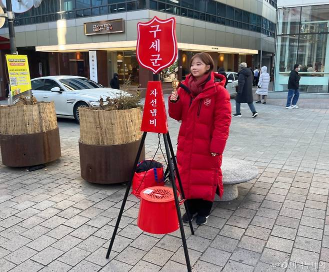 캐틀메이트 봉사자 박주영씨(24)가 모금을 독려하는 종소리를 울리고 있다. /사진=이정우 기자.