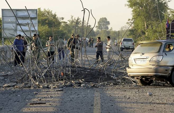 20일(현지시간) 태국군의 공습으로 파손된 캄보디아 국경 인근 지역의 다리 /AFPBBNews=뉴스1