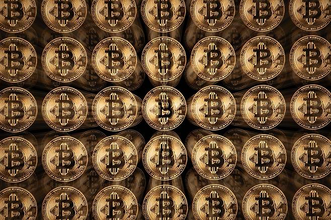 비트코인을 형상화한 이미지 [AFP]