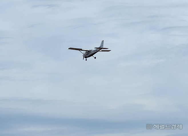 무안국제공항 활주로 상공에서 비행 중인 비행교육원 경비행기의 모습. 무안=이영기 기자