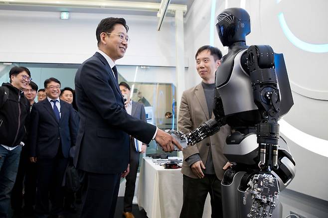 [서울=뉴시스 ] 배경훈 부총리 겸 과학기술정보통신부 장관이 13일 오후 서울 성북구 한국과학기술연구원(KIST)을 방문해이종원 KIST 휴머노이드연구단장으로부터 AI 휴머노이드, 'KAPEX' 설명을 듣고 있다. (사진=과학기술정보통신부 제공) 2025.11.13. photo@newsis.com *재판매 및 DB 금지