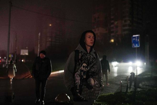 [키이우=AP/뉴시스] 우크라이나와 미국의 정상회담을 하루 앞두고 러시아가 탄도미사일과 드론을 동원해 우크라이나 수도 키이우를 공격해 최소 1명이 숨지고 27명이 다쳤다고 우크라이나 당국을 밝혔다. 사진은 지난달 20일(현지 시간) 우크라이나 키이우 시민들이 정전으로 컴컴해진 거리를 걷고 있다. 2025.12.28.