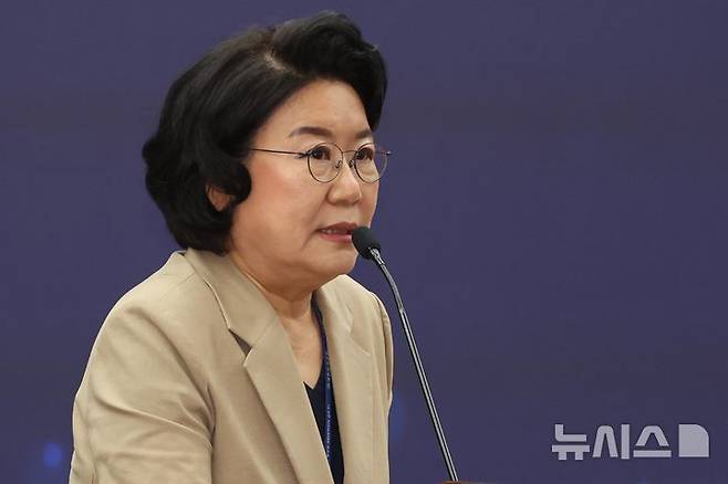 [서울=뉴시스] 조성봉 기자 = 이혜훈 국민미래 개헌 자문위원회 공동위원장이 14일 서울 여의도 국회 의원회관 소회의실에서 열린 '제헌 77주년 기념 학술대회, 국민과 함께 미래로 나아가는 개헌 방안 모색'에서 축사를 하고 있다. 2025.07.14. suncho21@newsis.com