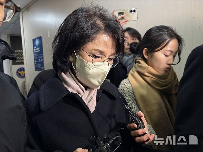 [서울=뉴시스]권민지 수습 기자=통일교의 최고 실세로 꼽히는 한학자 총재의 핵심 측근 정원주 전 비서실장이 오후 10시13분께 정치자금법 위반 혐의 피의자 조사를 마치고 서울 서대문구 경찰청을 나서고 있다. 2025.12.28 ming@newsis.com