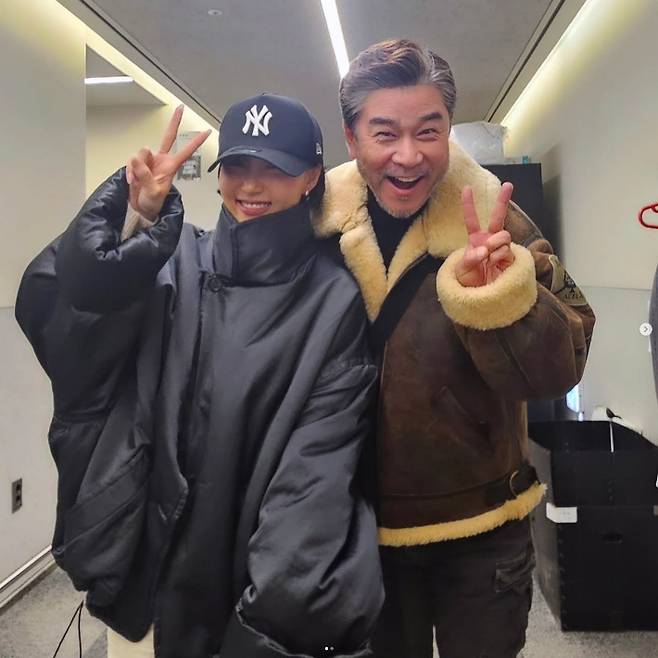 화사(본명 안혜진)가 지난 25일 크리스마스에 박정민이 주연으로 열연하고 있는 '라이프 오브 파이' 공연장을 찾아 파이의 아버지 역으로 열연하고 있는 배우 황만익과 함께 사진을 찍었다. 황만익 인스타그램 캡쳐