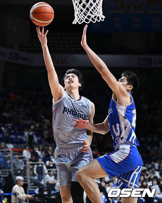 [OSEN=부산, 이석우 기자] 28일 부산 사직체육관에서 2025-2026 LG전자 프로농구 부산 KCC와 울산 현대모비스의 경기가 열렸다.연승 행진이 멈춘 KCC가 이호현, 장재석 등 복귀 자원을 앞세워 분위기 반전에 나선다.울산 현대모비스 박무빈이 부산 KCC 윌리엄 나바로의 마크를 피해 골밑슛을 시도하고 있다. 2025.12.28 / foto0307@osen.co.kr