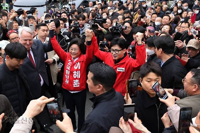 한동훈 국민의힘 비상대책위원장 겸 총괄선거대책위원장이 2024년 3월 25일 서울 중구 신당동 떡볶이 타운을 찾아 이혜훈 중·성동을 국회의원 후보와 함께 지지를 호소하고 있다. 오장환 기자