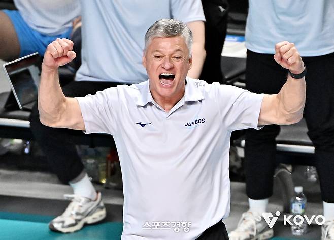 헤난 달 조토 대한항공 감독이 28일 장충체육관에서 열린 우리카드와 원정 경기에서 득점한 뒤 기뻐하고 있다. KOVO 제공