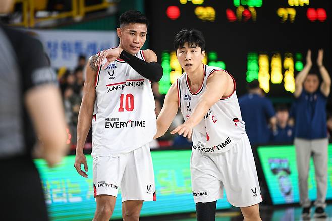 프로농구 안양 정관장 박지훈(오른쪽)이 28일 창원 LG와 원정 경기 도중 팀 동료 렌즈 아반도와 대화하고 있다.  KBL 제공