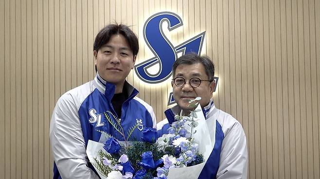 ▲ 삼성 라이온즈가 강민호와 FA 계약을 마쳤다. 2년 최대 20억 원. 강민호는 데뷔 후 무려 네 번의 FA 계약서에 사인하는 진기록을 세웠다. ⓒ 삼성 라이온즈