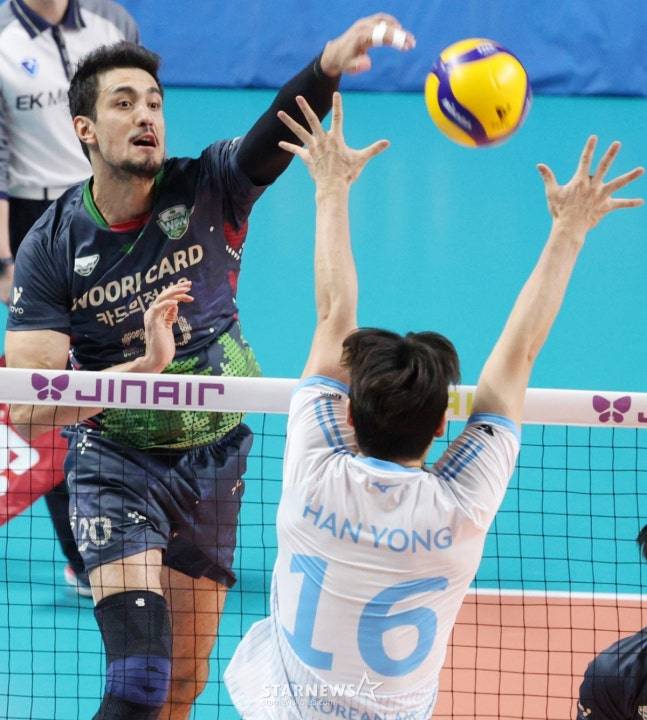 2025-2026 V-리그 남자부 우리카드 대 대한항공 경기가 28일 서울 장충체육관에서 열렸다.  우리카드 아라우조(왼쪽)가 대한항공 정한용 블로킹 위로 강스파이크를 날리고 있다. /사진=김진경 대기자